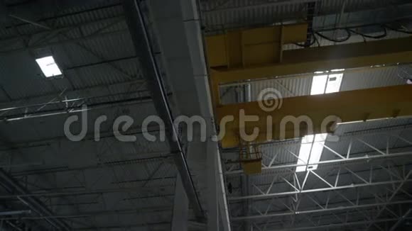 高天花板在空工厂储存视频的预览图