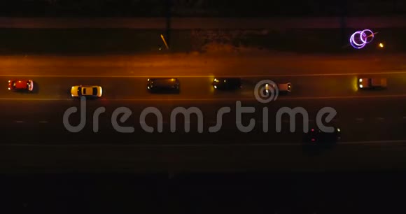 晚上乘汽车飞过巷道夜路上美丽的鸟瞰图视频的预览图