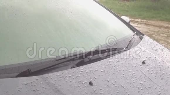 雨天的汽车挡风玻璃上有雷声视频的预览图