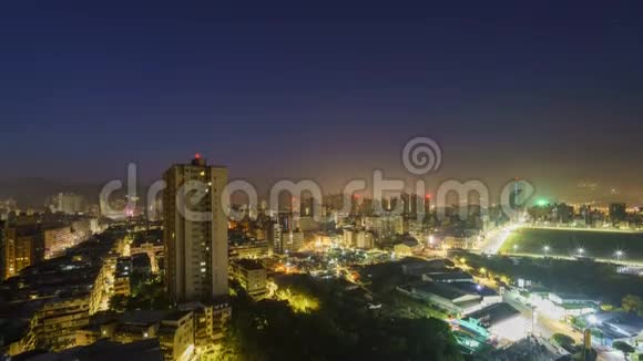 新台北市美丽的建筑空中运动时间城市风貌视频的预览图