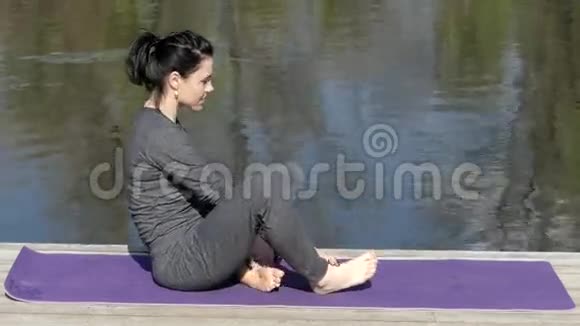 瑜伽老师训练他的身体伸展腿视频的预览图