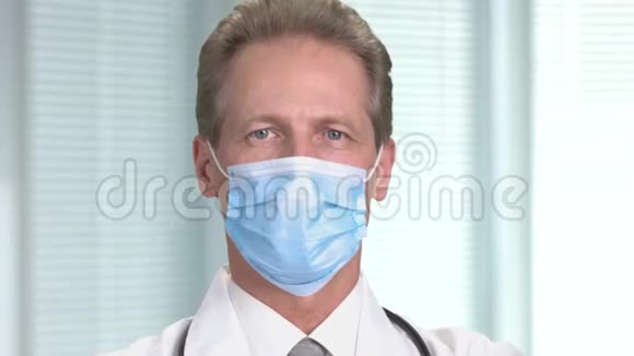白人男性外科医生戴着面具微笑视频的预览图