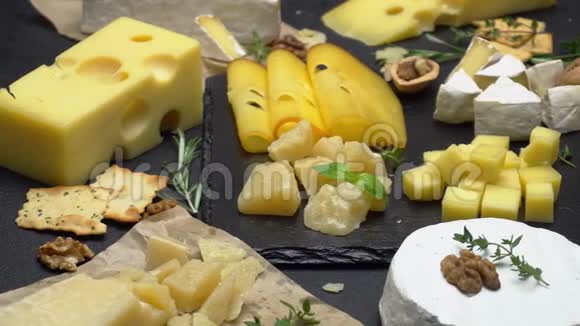 各种类型奶酪的视频帕尔马干酪布里干酪切达干酪和罗克福特干酪视频的预览图