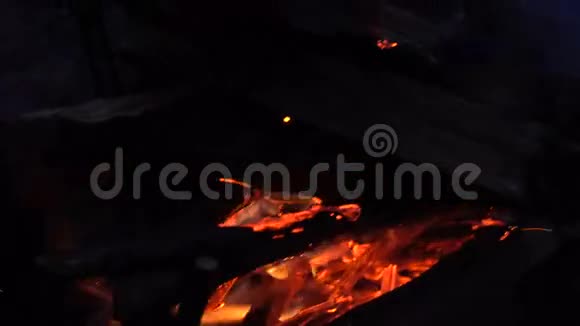 美丽的火黑暗中燃烧着木头视频的预览图