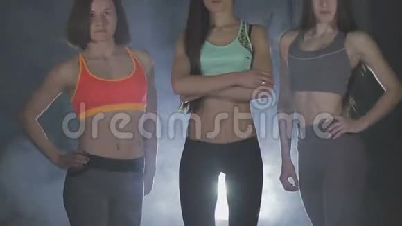 健身房里的健身模特视频的预览图