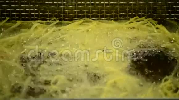 餐厅炸薯条里的薯条视频的预览图