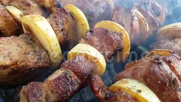 烧烤串炒猪肉夏天烧烤串是传统野餐准备的夏天热午餐视频的预览图