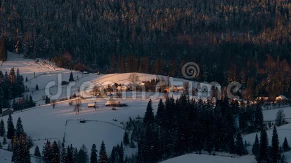冬季山村太阳活动的早晨视频的预览图