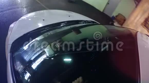 汽车停车灯反射在汽车挡风玻璃上视频的预览图