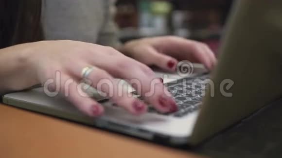 双手特写女商人在现代化的咖啡馆里工作视频的预览图
