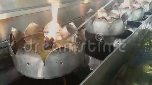 人用油勺将油倒在金属莲花油灯上泰国寺庙视频的预览图