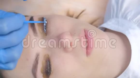 美容师应用解决方案在睫毛上分层提升睫毛程序视频的预览图