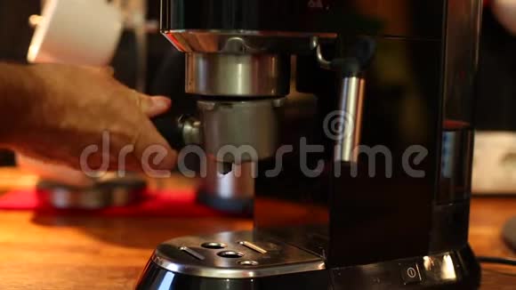 将咖啡壶插入咖啡机中视频的预览图