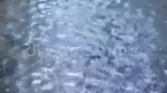 雨点落在水坑里外面在下雨视频的预览图