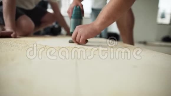 绿尘电锯切割木板的工作过程视频的预览图