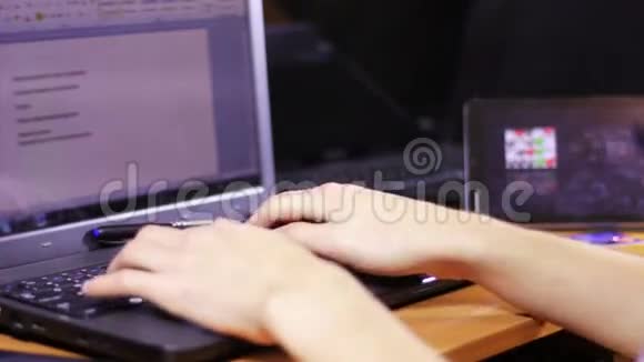 人为笔记本电脑键盘工作视频的预览图