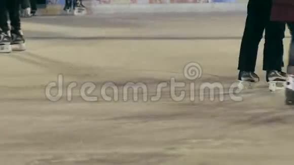 人们在溜冰场上滑冰视频的预览图