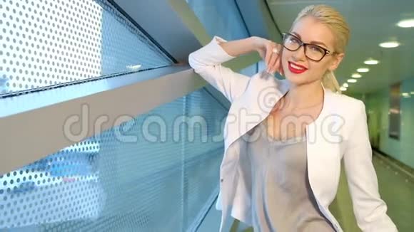 穿着白色连衣裙的女人站在窗口摘下眼镜视频的预览图