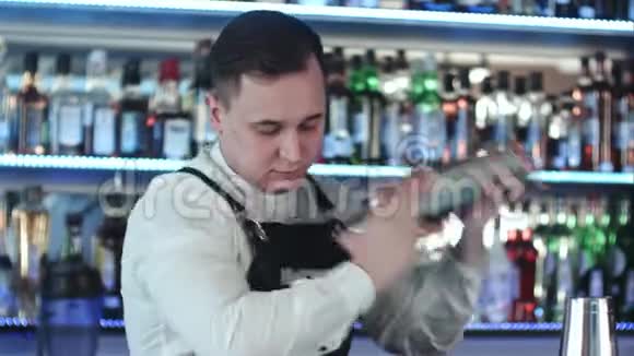 专家酒吧老板在夜总会做鸡尾酒视频的预览图