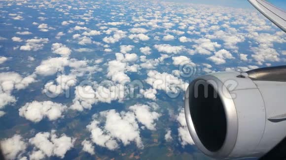 天空和云层背景下的飞机涡轮发动机视频的预览图