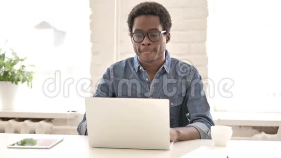 非洲男人在线视频聊天视频的预览图