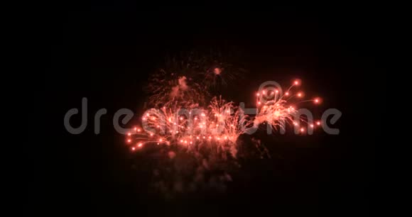 庆祝烟花爆炸和发光的黑暗背景与黑暗和谷物加工视频的预览图