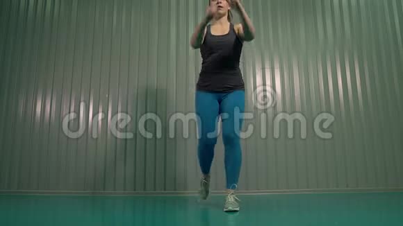 漂亮的女运动员做腿部运动视频的预览图