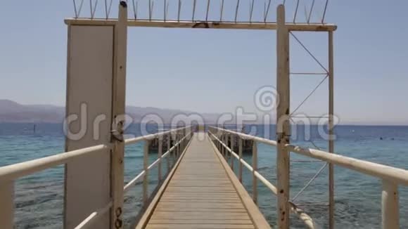 在埃拉特的公共海滩上五彩缤纷的日落视频的预览图