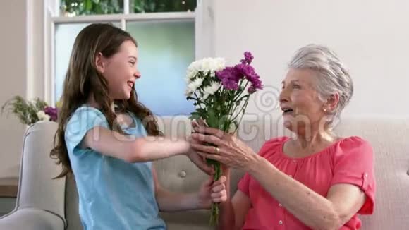孙女给祖母献花视频的预览图