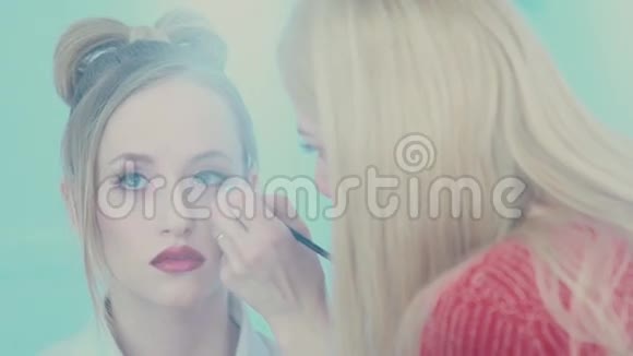 化妆师绘制眼线下眼睑模型眼部化妆眼睛衬里视频的预览图