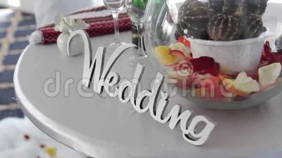 装饰牌匾与铭文婚礼视频的预览图
