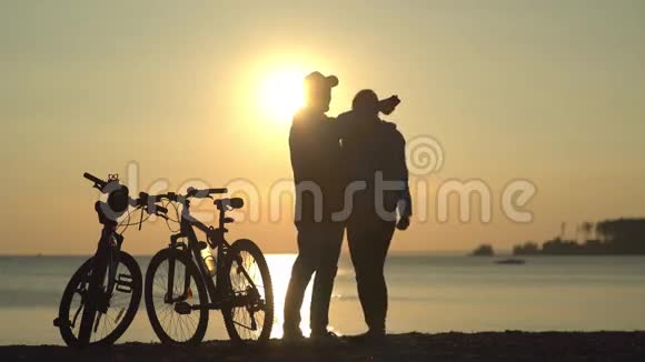 这对夫妇骑完了自行车在河上骑做了自我练习视频的预览图