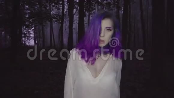 在黑暗森林中行走的白衬衫和紫发美女特写惊悚场景视频的预览图