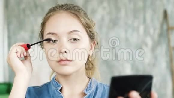 现代时尚女孩化妆照镜子视频的预览图