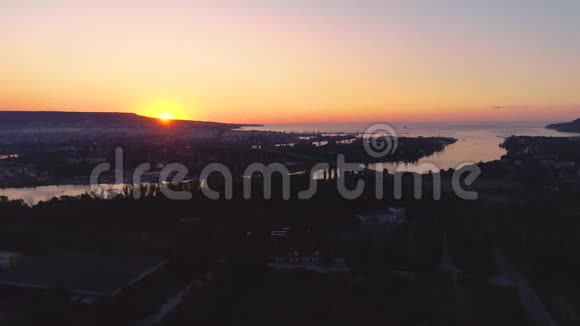 阿斯帕鲁霍夫桥的空中全景无人机视野保加利亚瓦尔纳视频的预览图