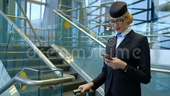 机场的空姐手里拿着电话帮助乘客视频的预览图