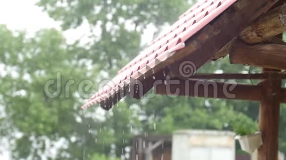 雨水从屋顶落下水滴雨水背景视频的预览图