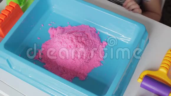 粉红色的运动沙和手视频的预览图