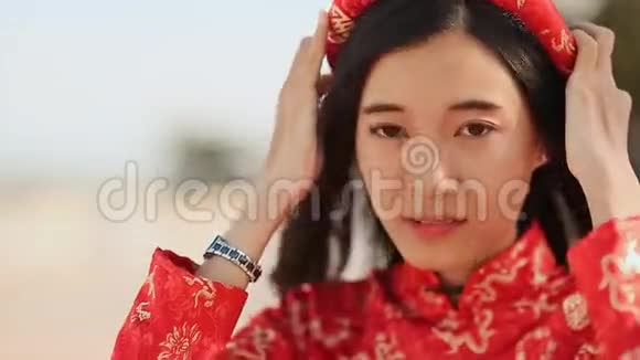 越南女孩穿着民族服装和服装为相机摆姿势和微笑视频的预览图