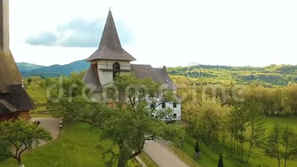 伊乌德木制教堂的空中景观视频的预览图