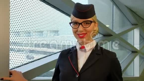 在机场的空姐金发和眼镜笑得和蔼可亲视频的预览图