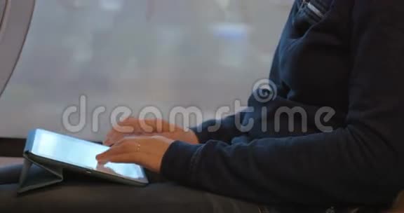 旅途中妇女在平板电脑上写作视频的预览图
