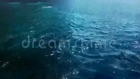 蓝色的深海海浪带泡沫视频的预览图
