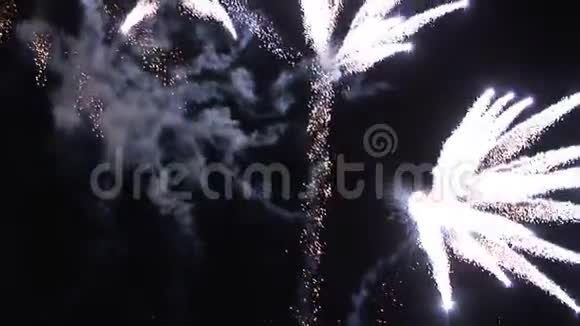 英国的焰火使个人在天空中闪光视频的预览图