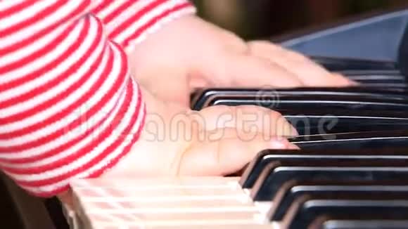 宝宝弹钢琴视频的预览图