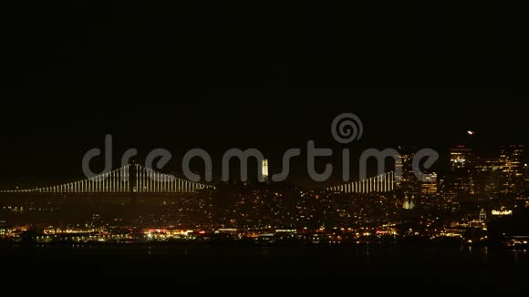 夜晚城市的灯光和发光桥的景色视频的预览图