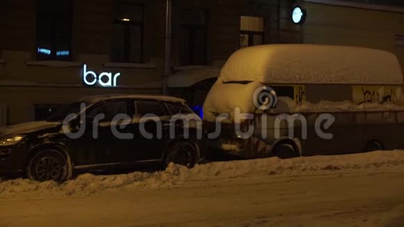 汽车上覆盖着雪晚上城里下了大雪视频的预览图