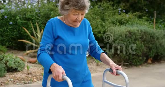 老年妇女与步行者4k步行视频的预览图