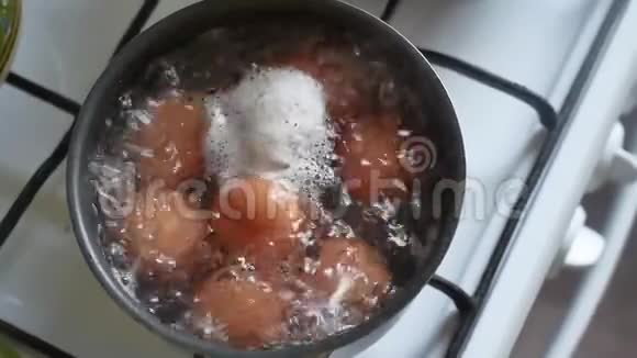 煮鸡蛋煮食物水平底锅早餐视频的预览图