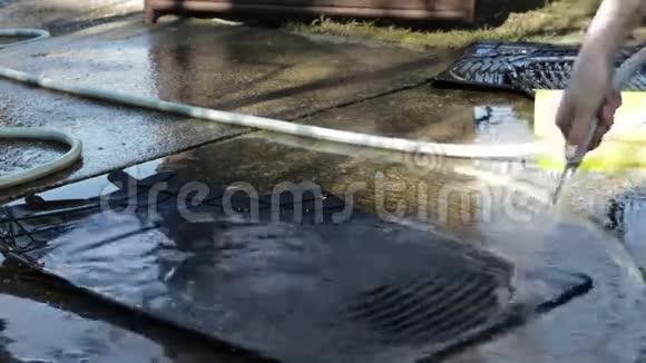 用高压软管清洗汽车地板垫视频的预览图